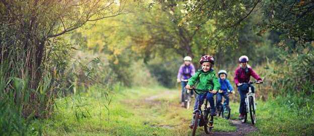 Kinderen op de fiets in bos.jpg